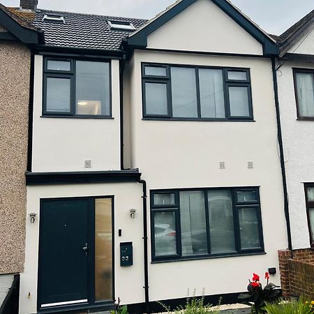 Modern Suite Feltham Exterior foto