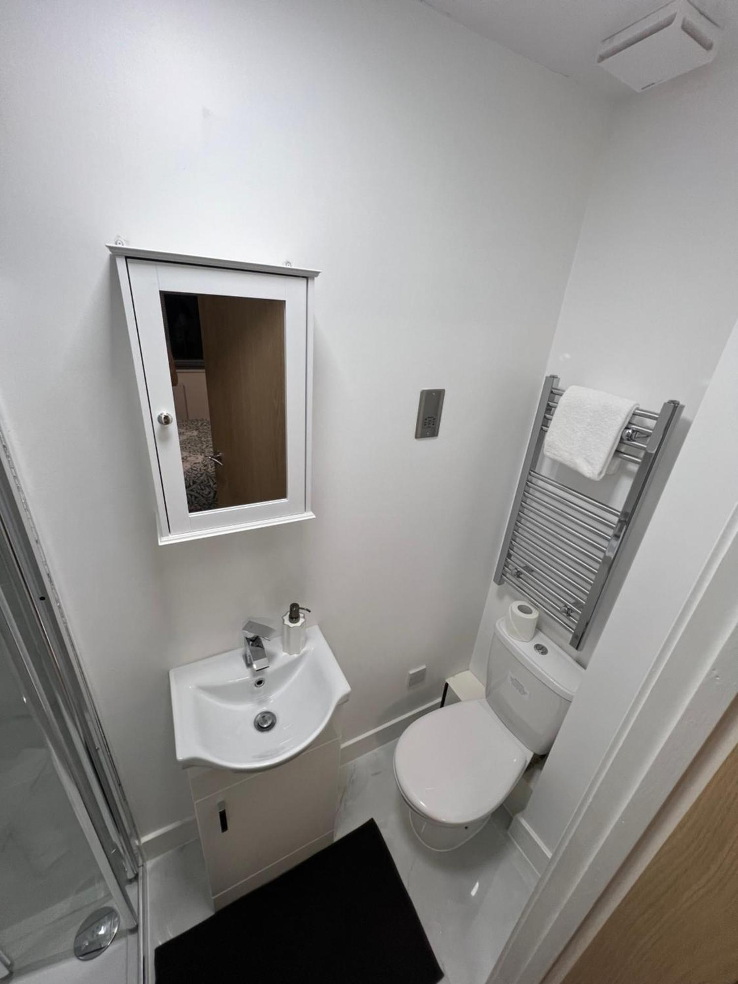 Modern Suite Feltham Exterior foto